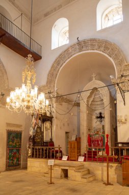 Mardin / Türkiye - 05 / 04 / 2019: Türkiye 'nin düzenli Mardin kentindeki Deyrulzafaran Manastırı' nın içi
