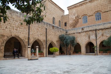 Mardin / Türkiye - 05 / 04 / 2019: Mardin, Türkiye 'deki Deyrulzafaran Manastırı. Manastırın avlusundan bak..