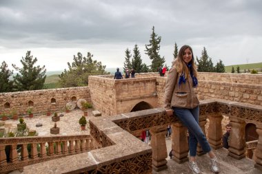 Mardin / Türkiye - 05 / 04 / 2019: Mardin, Türkiye 'deki Deyrulzafaran Manastırı. Yerel ve yabancı turistler manastırı ziyaret ediyorlar.