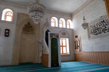 Mardin / Türkiye - 05 / 05 / 2019: Türkiye 'nin Mardin kentindeki Kasim Tumaner Camii' nin içerisinden görüntü. Tanımlanamayan adam camide namaz kılıyor.