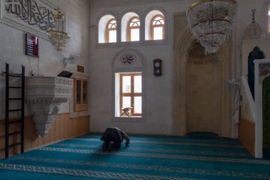 Mardin / Türkiye - 05 / 05 / 2019: Türkiye 'nin Mardin kentindeki Kasim Tumaner Camii' nin içerisinden görüntü. Tanımlanamayan adam camide namaz kılıyor.