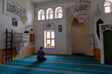 Mardin / Türkiye - 05 / 05 / 2019: Türkiye 'nin Mardin kentindeki Kasim Tumaner Camii' nin içerisinden görüntü. Tanımlanamayan adam camide namaz kılıyor.
