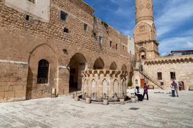 Mardin / Türkiye - 05 / 05 / 2019: Mardin 'deki Ulu Cami (Ulu Cami). İnsanlar camiyi gezmek ya da ibadet etmek için ziyaret ediyorlar..