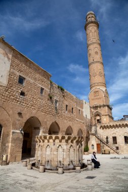 Mardin / Türkiye - 05 / 05 / 2019: Mardin 'deki Ulu Cami (Ulu Cami). İnsanlar camiyi gezmek ya da ibadet etmek için ziyaret ediyorlar..