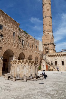 Mardin / Türkiye - 05 / 05 / 2019: Mardin 'deki Ulu Cami (Ulu Cami). İnsanlar camiyi gezmek ya da ibadet etmek için ziyaret ediyorlar..