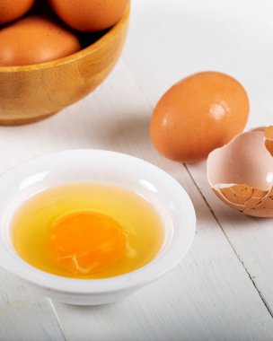 Porselen kasede taze yumurta sarısı.