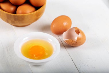 Porselen kasede taze yumurta sarısı.
