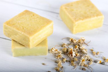 Tahta masada papatya çiçekli ev yapımı sabun.