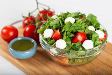 Mozzarella peynirli purslane salatası. 