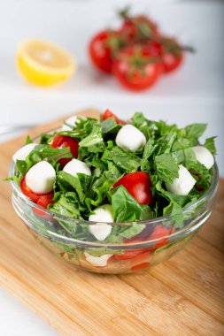 Mozzarella peynirli purslane salatası. 