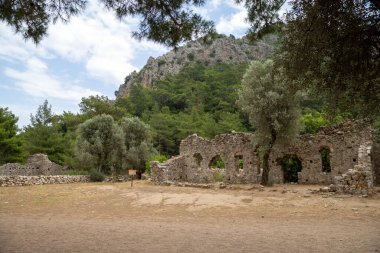 Türkiye 'nin Antalya ilinin Cirali köyündeki antik Olimpos kentinin kalıntıları