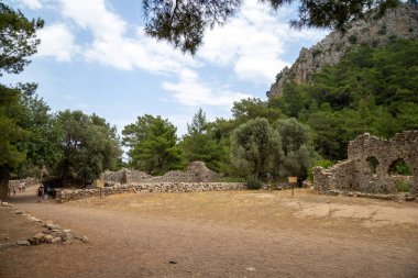 Antalya / Türkiye - 06 / 09 / 2019: Türkiye 'nin Antalya kentindeki Cirali köyündeki antik Olimpos kentinin kalıntıları. Yerel ve yabancı turistler antik kenti ziyaret etmek ve yüzmek için geliyorlar.
