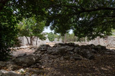 Türkiye 'nin Antalya ilinin Cirali köyündeki antik Olimpos kentinin kalıntıları