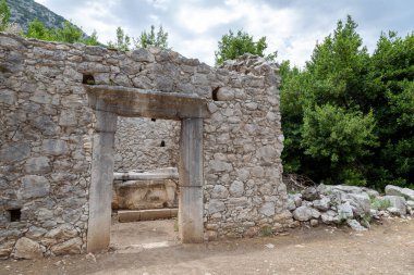 Türkiye 'nin Antalya ilinin Cirali köyündeki antik Olimpos kentinin kalıntıları