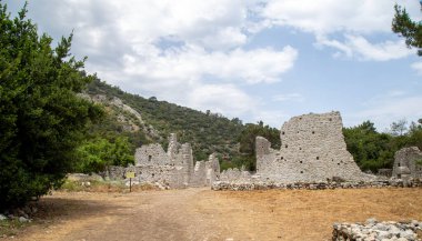 Türkiye 'nin Antalya ilinin Cirali köyündeki antik Olimpos kentinin kalıntıları