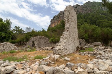 Türkiye 'nin Antalya ilinin Cirali köyündeki antik Olimpos kentinin kalıntıları