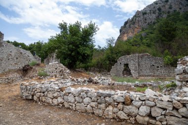 Türkiye 'nin Antalya ilinin Cirali köyündeki antik Olimpos kentinin kalıntıları