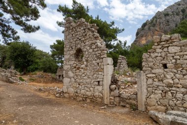 Türkiye 'nin Antalya ilinin Cirali köyündeki antik Olimpos kentinin kalıntıları