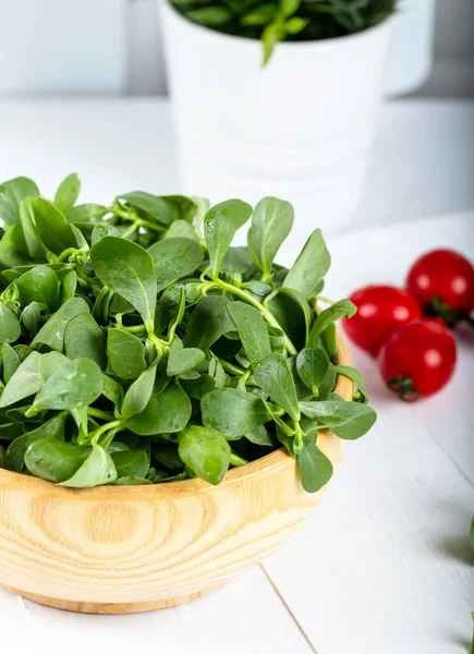 Färsk Portlak Skål Vit Bakgrund Grönsaker Trä Bakgrund — Stockfoto