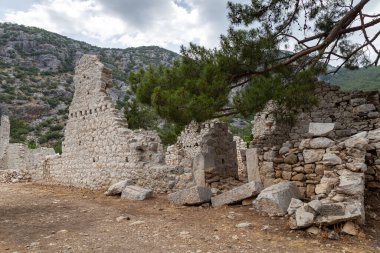 Türkiye 'nin Antalya ilinin Cirali köyündeki antik Olimpos kentinin kalıntıları