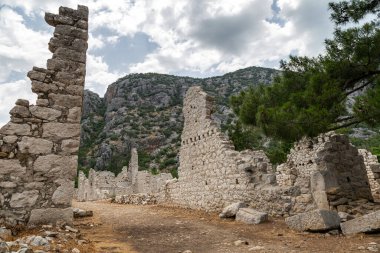 Türkiye 'nin Antalya ilinin Cirali köyündeki antik Olimpos kentinin kalıntıları