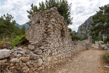 Türkiye 'nin Antalya ilinin Cirali köyündeki antik Olimpos kentinin kalıntıları