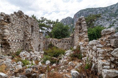 Türkiye 'nin Antalya ilinin Cirali köyündeki antik Olimpos kentinin kalıntıları