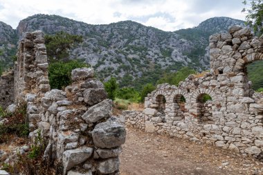 Türkiye 'nin Antalya ilinin Cirali köyündeki antik Olimpos kentinin kalıntıları
