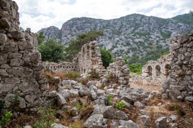 Türkiye 'nin Antalya ilinin Cirali köyündeki antik Olimpos kentinin kalıntıları