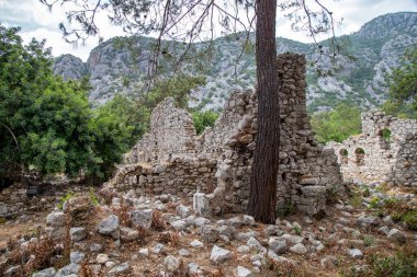 Türkiye 'nin Antalya ilinin Cirali köyündeki antik Olimpos kentinin kalıntıları