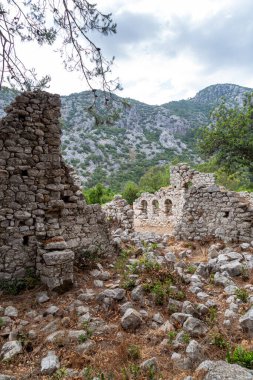 Türkiye 'nin Antalya ilinin Cirali köyündeki antik Olimpos kentinin kalıntıları
