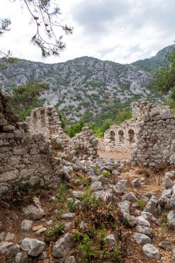 Türkiye 'nin Antalya ilinin Cirali köyündeki antik Olimpos kentinin kalıntıları