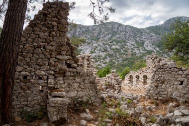 Türkiye 'nin Antalya ilinin Cirali köyündeki antik Olimpos kentinin kalıntıları
