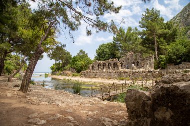 Türkiye 'nin Antalya ilinin Cirali köyündeki antik Olimpos kentinin kalıntıları