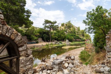 Türkiye 'nin Antalya ilinin Cirali köyündeki antik Olimpos kentinin kalıntıları