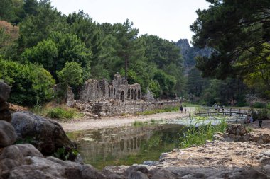 Antalya / Türkiye - 06 / 09 / 2019: Türkiye 'nin Antalya kentindeki Cirali köyündeki antik Olimpos kentinin kalıntıları. Yerel ve yabancı turistler antik kenti ziyaret etmek ve yüzmek için geliyorlar.