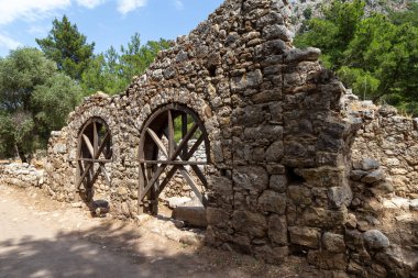 Türkiye 'nin Antalya ilinin Cirali köyündeki antik Olimpos kentinin kalıntıları