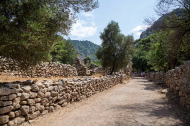 Antalya / Türkiye - 06 / 09 / 2019: Türkiye 'nin Antalya kentindeki Cirali köyündeki antik Olimpos kentinin kalıntıları. Yerel ve yabancı turistler antik kenti ziyaret etmek ve yüzmek için geliyorlar.