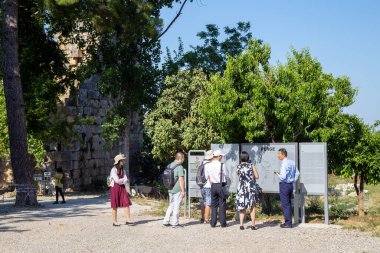 Antalya / Türkiye - 06 / 07 / 2019: Antalya ilinin Perge Antik Kenti, Türkiye. Antik kenti yerli ve yabancı turistler ziyaret ediyor.