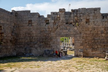 Antalya / Türkiye - 06 / 09 / 2019: Türkiye 'nin Antalya kentindeki Cirali köyündeki antik Olimpos kentinin kalıntıları. Yerel ve yabancı turistler antik kenti ziyaret etmek ve yüzmek için geliyorlar.