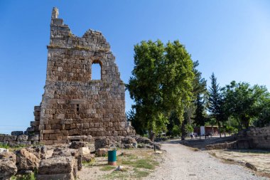 Antalya / Türkiye - 06 / 07 / 2019: Antalya ilinin Perge Antik Kenti, Türkiye. Antik kenti yerli ve yabancı turistler ziyaret ediyor.