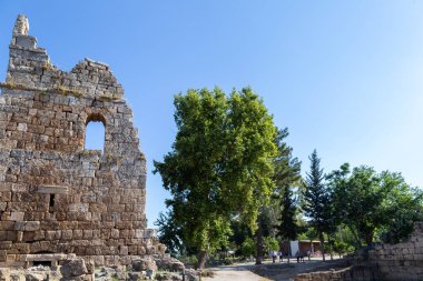Antalya / Türkiye - 06 / 07 / 2019: Antalya ilinin Perge Antik Kenti, Türkiye. Antik kenti yerli ve yabancı turistler ziyaret ediyor.