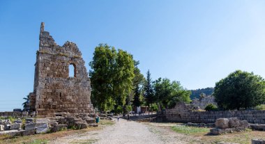 Antalya / Türkiye - 06 / 07 / 2019: Antalya ilinin Perge Antik Kenti, Türkiye. Antik kenti yerli ve yabancı turistler ziyaret ediyor.