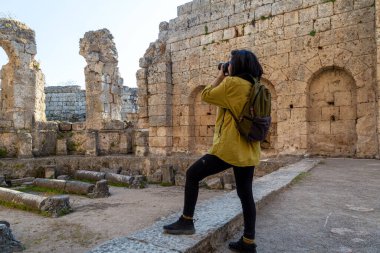 Antalya / Türkiye - 06 / 07 / 2019: Antalya ilinin Perge Antik Kenti, Türkiye. Antik kenti yerli ve yabancı turistler ziyaret ediyor.