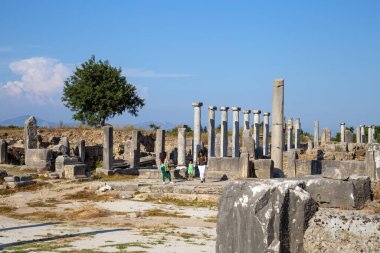 Antalya / Türkiye - 06 / 07 / 2019: Antalya ilinin Perge Antik Kenti, Türkiye. Antik kenti yerli ve yabancı turistler ziyaret ediyor.