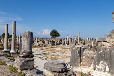 Antalya / Türkiye - 06 / 07 / 2019: Antalya ilinin Perge Antik Kenti, Türkiye. Antik kenti yerli ve yabancı turistler ziyaret ediyor.