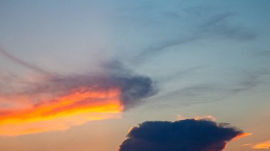 Renkli gün batımı gökyüzü. Gün batımı arkaplanı.