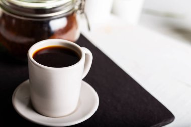 Tahta arka planda bir fincan kahve..