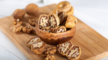 Tahta kasede cevizli kurutulmuş incir..