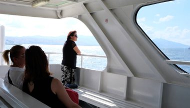 İzmir / Türkiye - 10 / 14 / 2019: Karsiyaka 'ya giden bir yolcu feribotunda. Yolcular manzarayı izler ya da dinlenir.